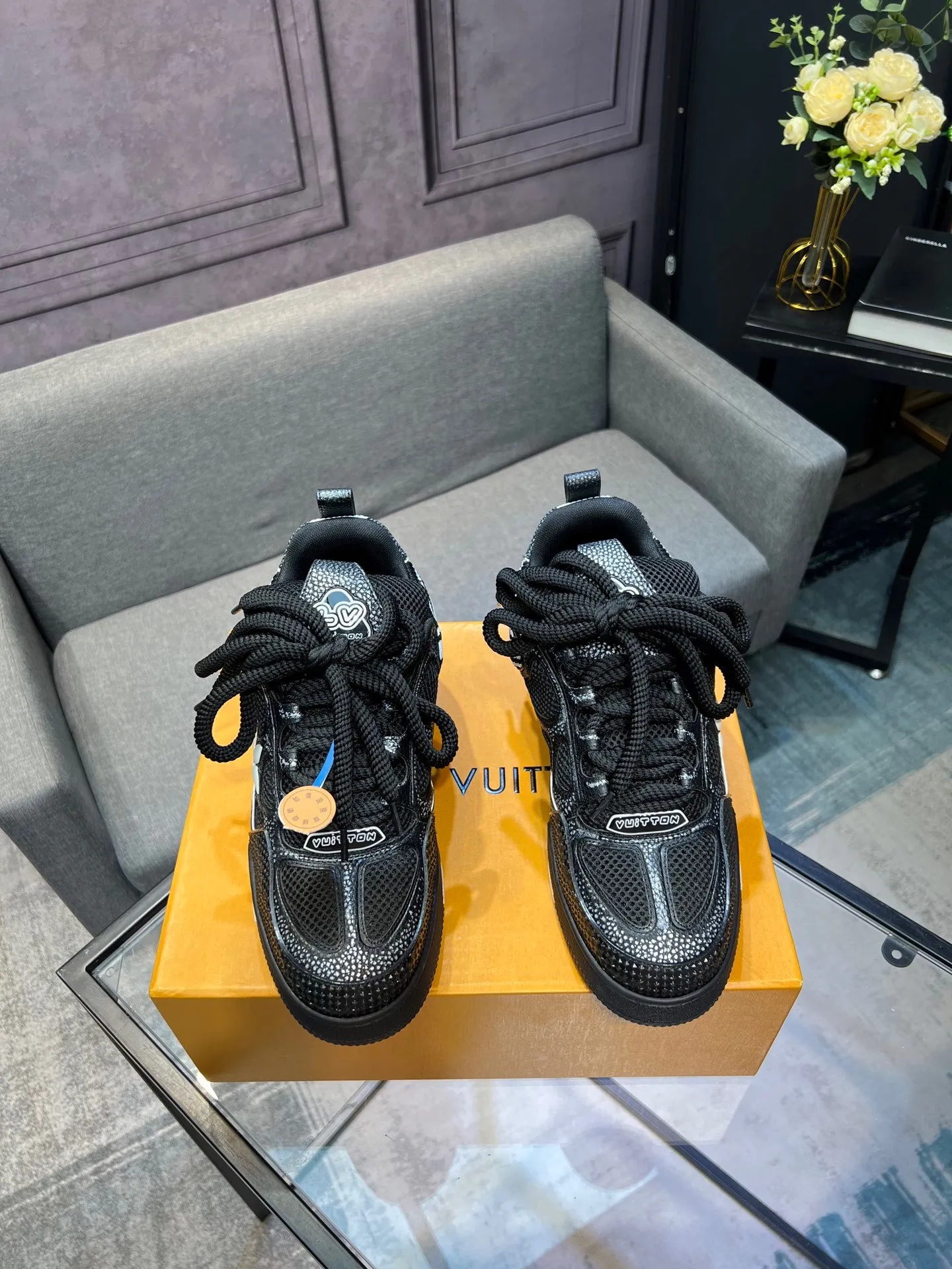 Men's men's shoes💰800 LV top version Jigglypuff new model Purchasing quality LV~Louis Vuitton LV TRAINER's best-looking sneakers, Donkey Brand strongly recommends new products, official website limited edition retro basketball sneakers! Both high-top and low-top models spent money to purchase 1:1 accurate reproductions of the originals. The details are invincible and full of sincerity. The imported custom-made original cowhide leather is the same as the original package. The details are 100% restored. The private model customizes the original one-piece TPU outsole. It is different from other brands. Without the original version, this effect cannot be achieved!                Men's and women's models 35-40 39-45 (46 is custom-made and cannot be returned or exchanged)